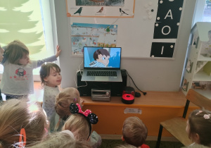 Dzieci oglądają prezentację multimedialną na temat bezpiecznego korzystania z internetu