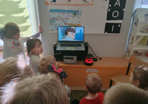Dzieci słuchają opowieści Necie