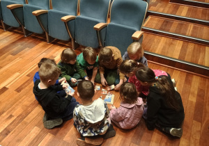 Dzieci układają w grupach bajkowe puzzle