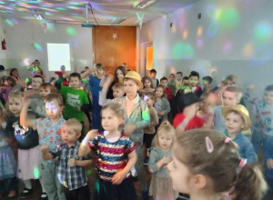 Dzieci tańczą podczas zabawy walentynkowej