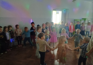 Dzieci tańczą podczas dyskoteki walentynkowej