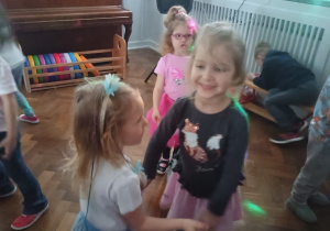 Dzieci tańczą podczas dyskoteki walentynkowej