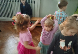 Dzieci tańczą podczas dyskoteki walentynkowej