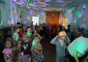 Dzieci tańczą podczas dyskoteki walentynkowej