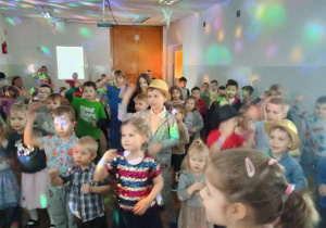 Dzieci tańczą podczas dyskoteki walentynkowej