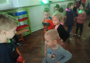 Dzieci tańczą podczas dyskoteki walentynkowej