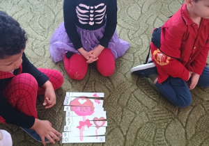 Dzieci układają puzzle w grupach