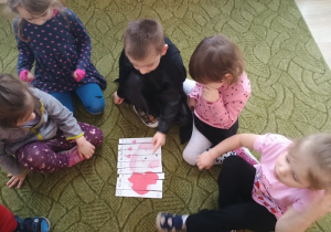 Dzieci układają puzzle w grupach