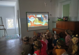 Dzieci poznają zwyczaje kotów podczas filmu edukacyjnego