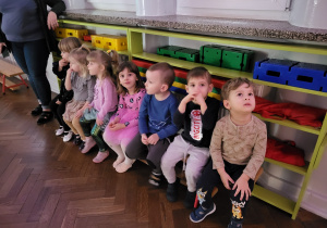 Dzieci siedzą na ławce
