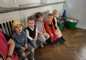 Dzieci siedzą na ławce