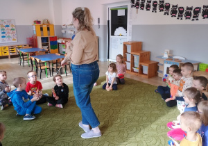 Dzieci grają zgodnie z instrukcjami dyrygenta