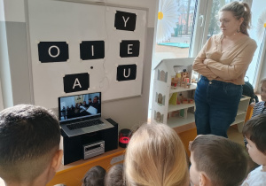 Dzieci oglądają nagranie występu chóru