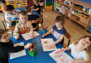 Dzieci przeliczają instrumenty na obrazku
