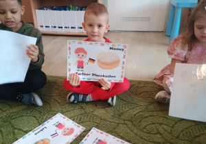 Chłopiec z ilustracją pączka z innego kraju