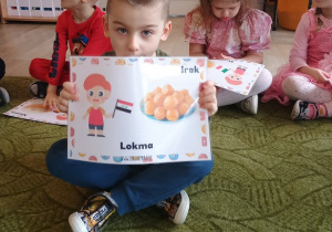 Chłopiec z ilustracją pączka z innego kraju