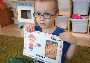 Chłopiec z ilustracją pączka z innego kraju