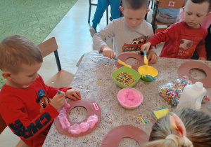 Dzieci wykonują pączki z papieru i pianki do golenia