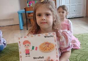 Dziewczynka z ilustracją pączków z innego kraju