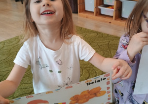 Dziewczynka z ilustracją pączków z innego kraju