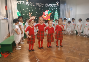 Dziewczynka ilustruje treść piosenki ruchem