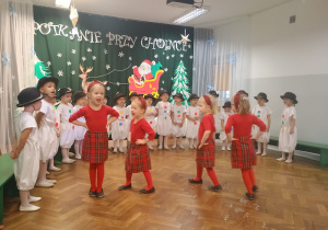 Dziewczynka ilustruje treść piosenki ruchem