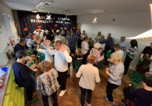 Dzieci tańczą z babcią i dziadkiem