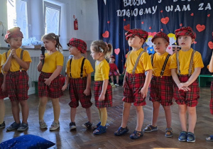 Dzieci odgrywają rolę uczniów w szkole z przeszłości