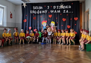 Dzieci przygotowują się do występu