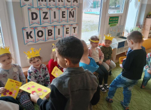 Chłopcy wręczają upominki dziewczynkom