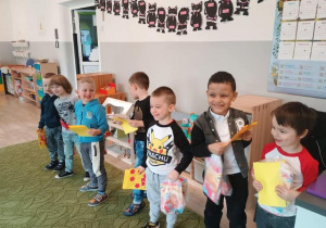 Chłopcy przygotowują się do wręczania upominków