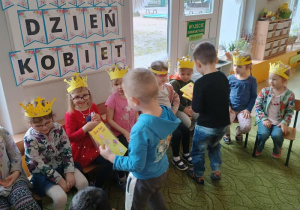 Chłopcy wręczają upominki dziewczynkom