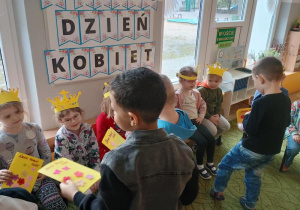 Chłopcy wręczają upominki dziewczynkom