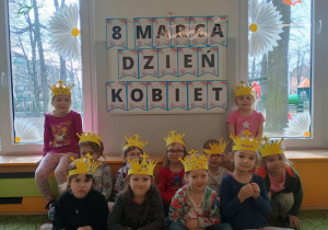 Dziewczynki z napisem 8 marca "Dzień Kobiet"