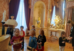 Dzieci szukają wskazanych przedmiotów w sali lustrzanej