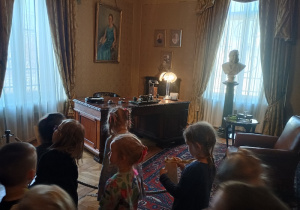 Dzieci w gabinecie Pałacu Herbsta