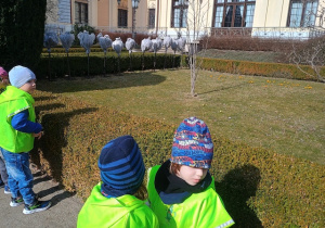 Dzieci zwiedzają ogrody Pałacu Herbsta