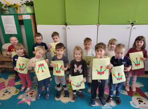 Zdjęcie grupowe z pracą plastyczną