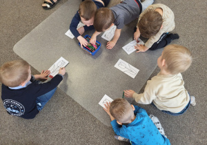Dzieci wykonują pracę plastyczną-tulipana