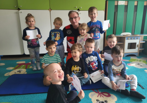 Zdjęcie grupowe z ratownikiem medycznym