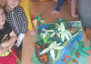 Dzieci pozują do zdjęcia przy makiecie