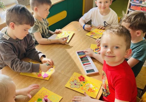 Chłopcy rysują laurki dla dziewczynek