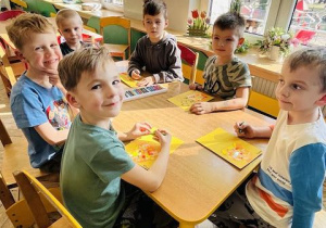 Chłopcy rysują laurki dla dziewczynek