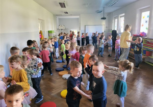 Dzieci tańczą w parach do wiosennych utworów