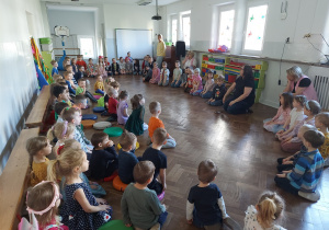 Dzieci naśladują taniec motyla