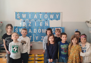 Dzieci prezentują nazwę dnia