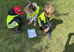 Dzieci poszukują skarbów ziemi z kartą pracy