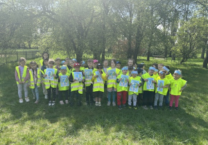 Przedszkolaki z napisem "Dzień Ziemi"