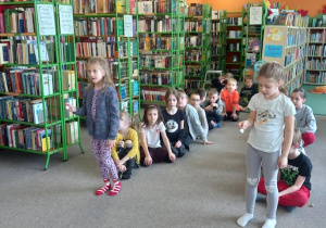 Dzieci biorą udział w zawodach