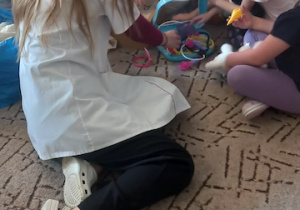 Dzieci bawią się w lekarzy ze studentkami UM